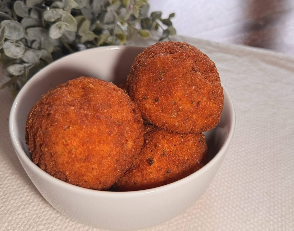 A bowl of arancini